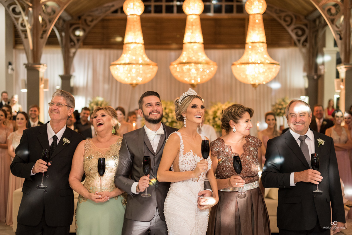 noivos com a família