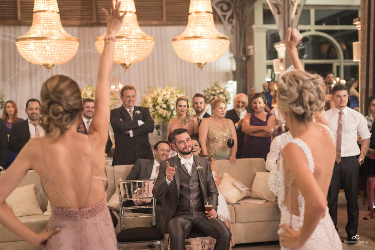 dança especial da noiva com as madrinhas-surpresa pro noivo