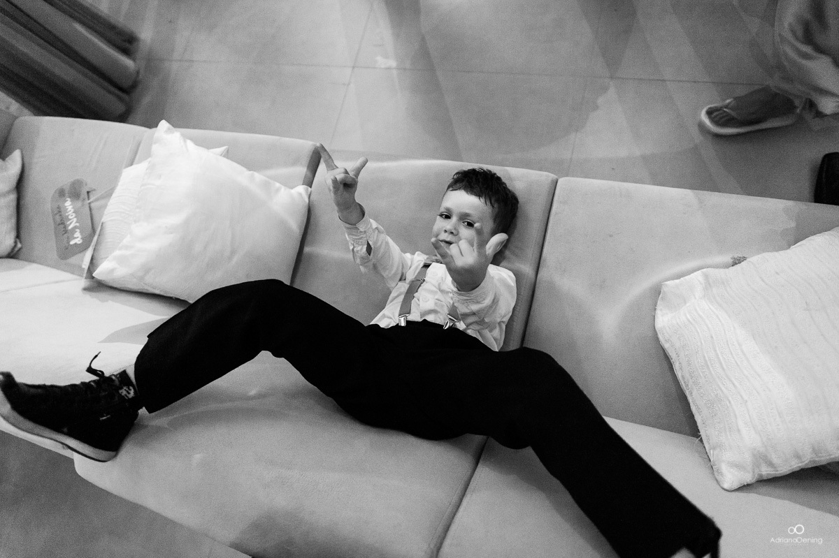 menino se divertindo no casamento