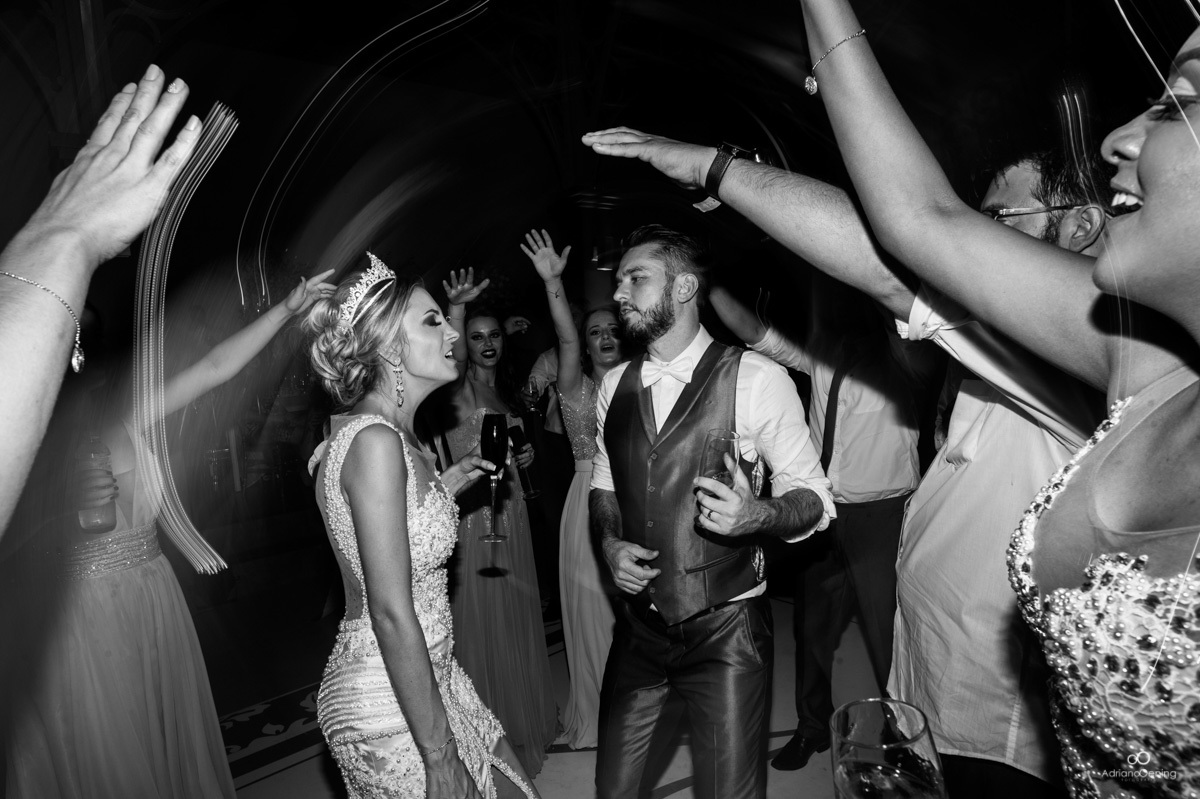 noivos fazendo festa