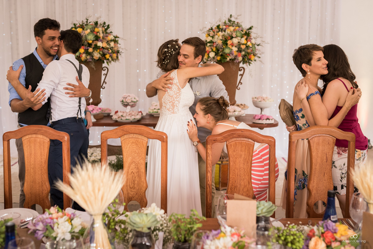 casamento de dia-casamento ao ar livre-cumprimentos aos noivos