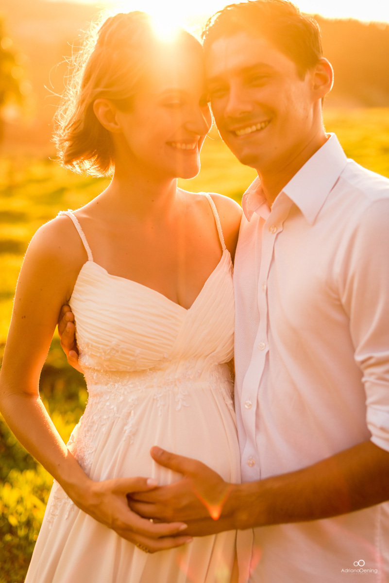 luz dourada no ensaio de casal