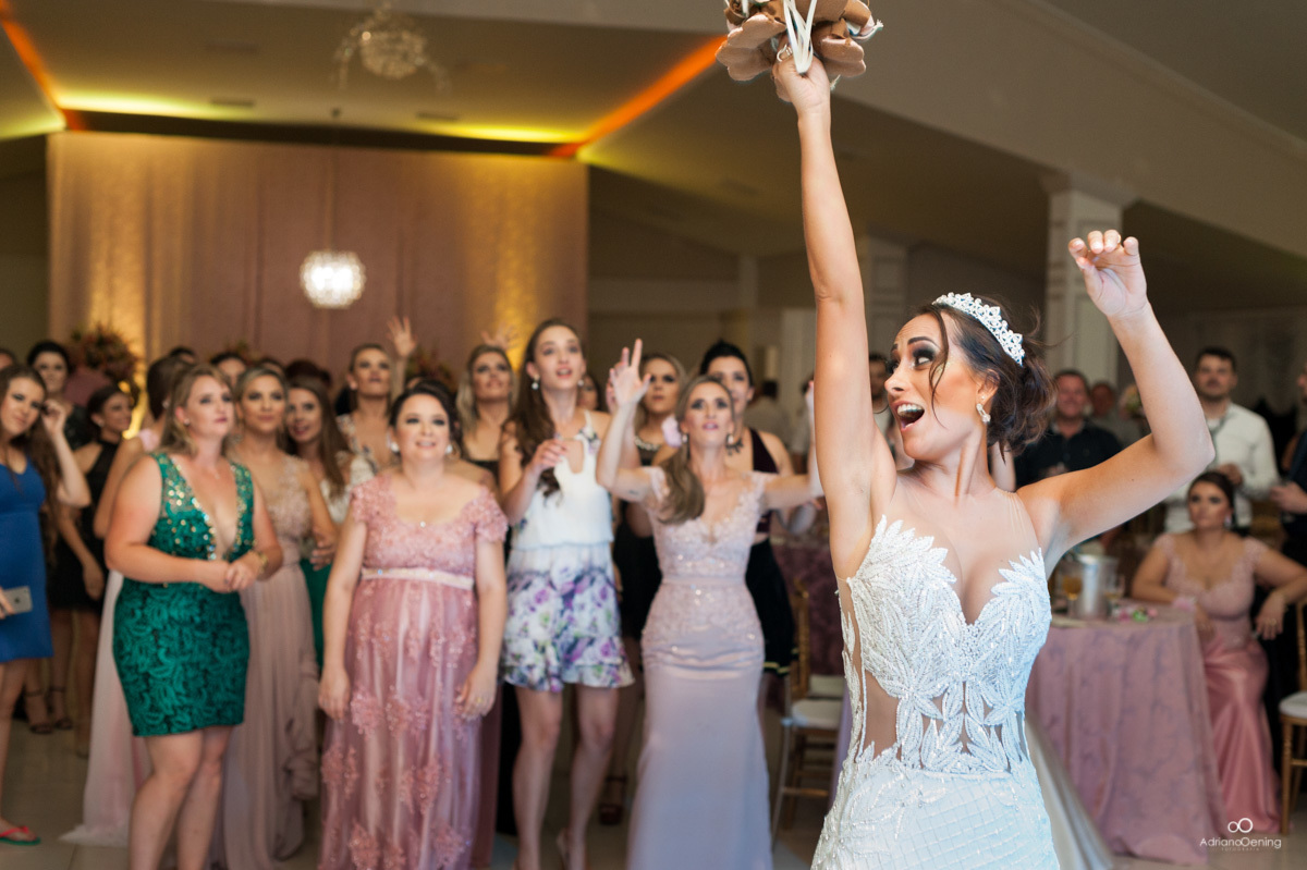 noiva jogando o buque