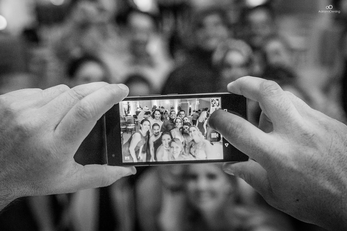 foto de casamento com celular