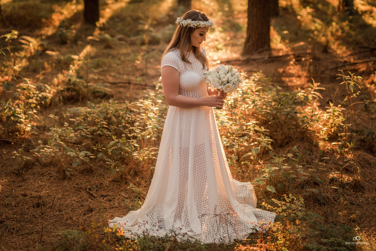 noiva na floresta de pinos
