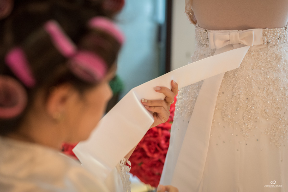 olhando os detalhes do vestido