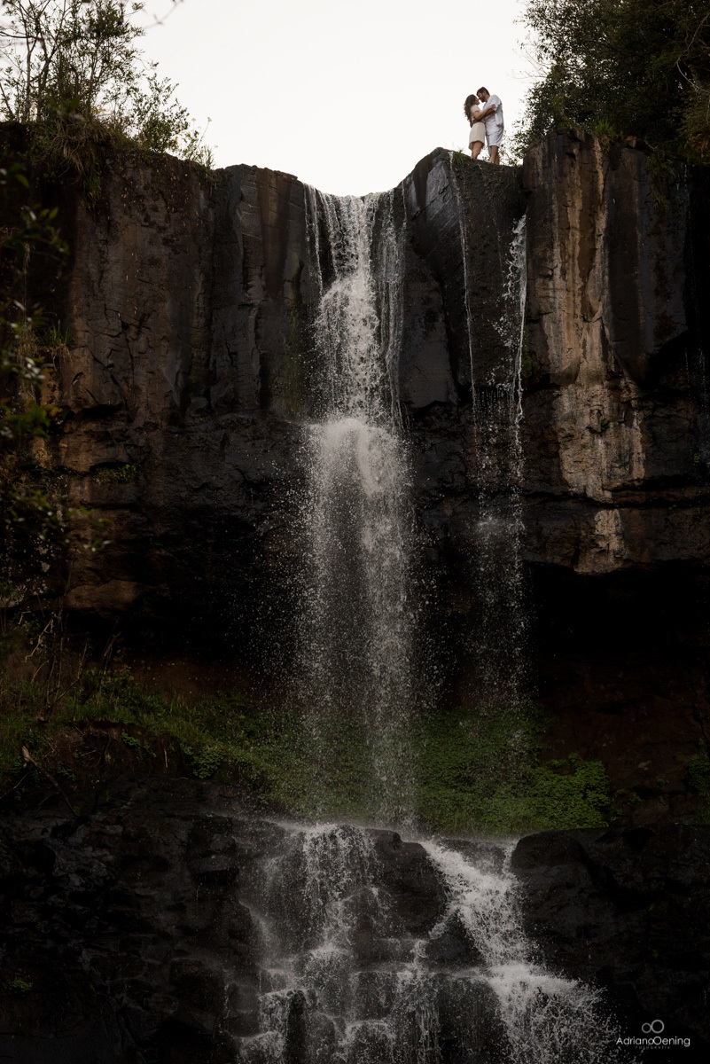 no topo da cachoeira
