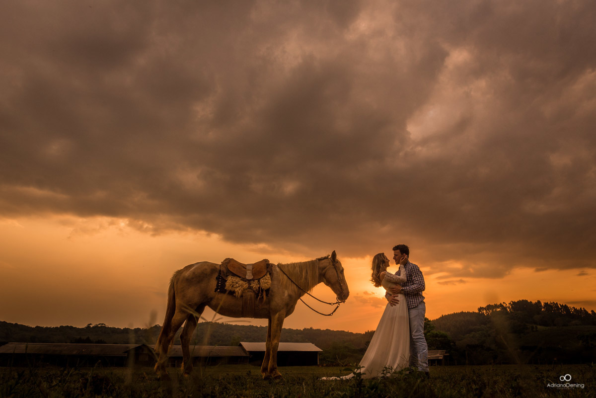 ensaio de casal no por do sol com cavalo