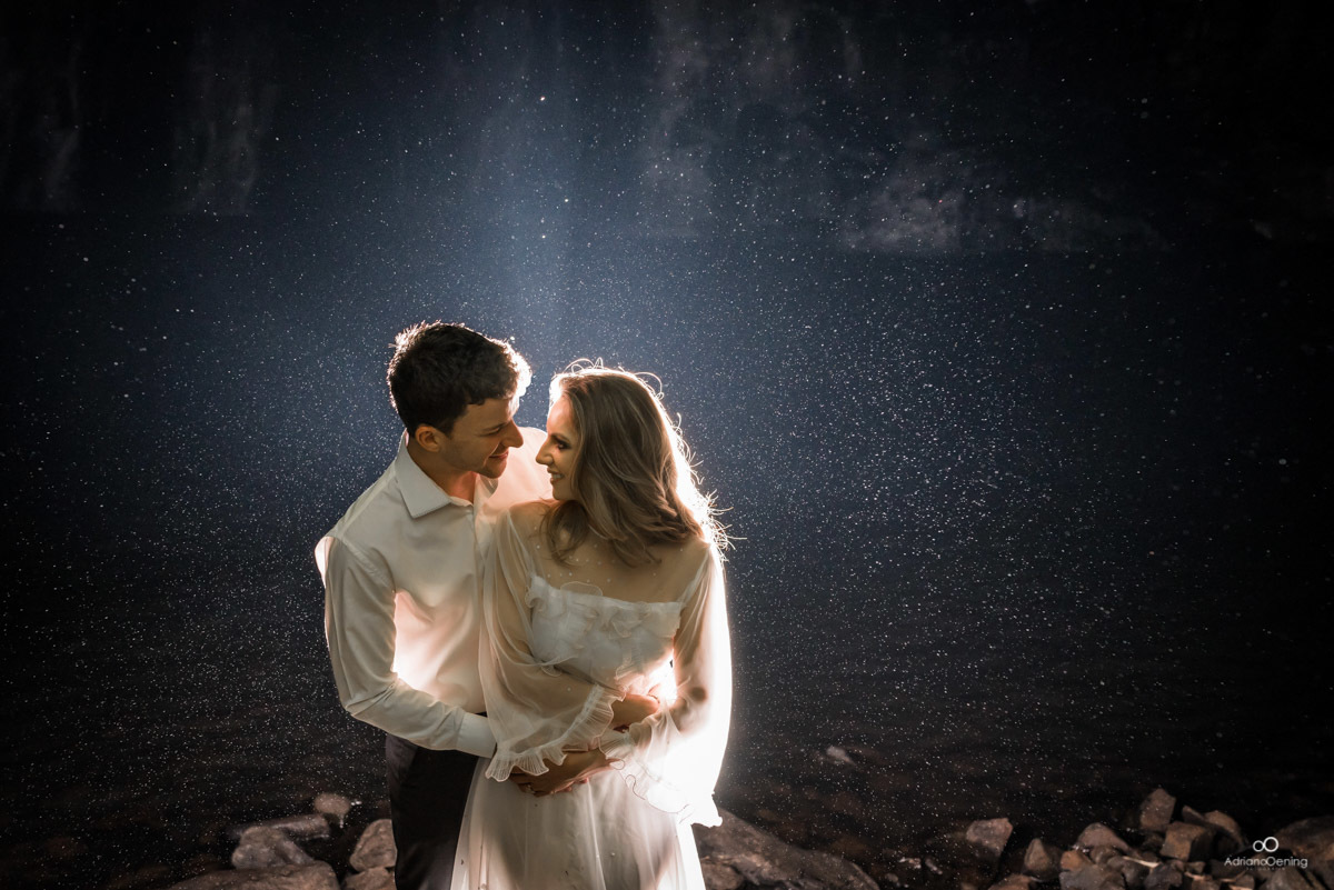 ensaio de casal em uma cachoeira e a noite