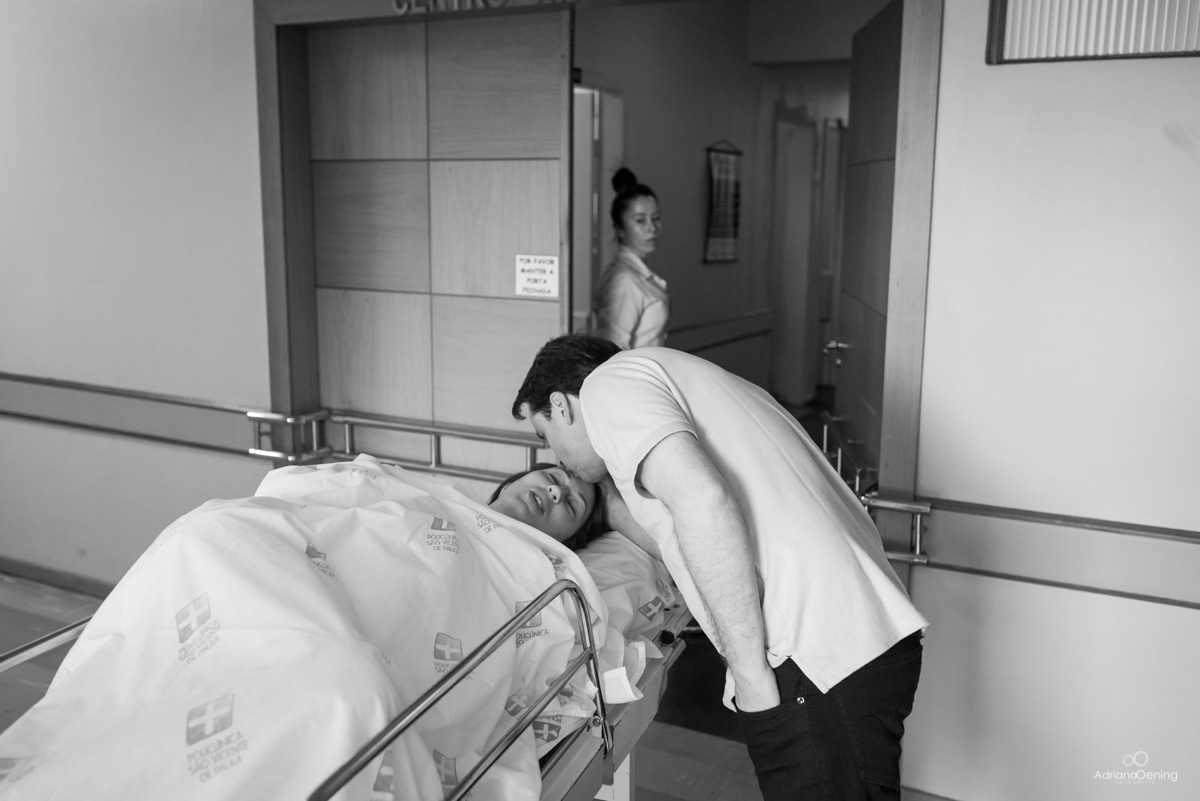 papai desejando boa sorte a mãe antes do parto