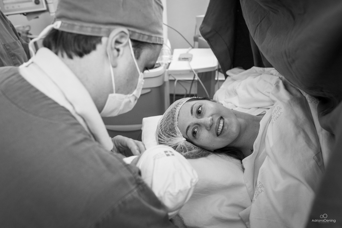 ma~e vendo a filha pela primeira vez no parto