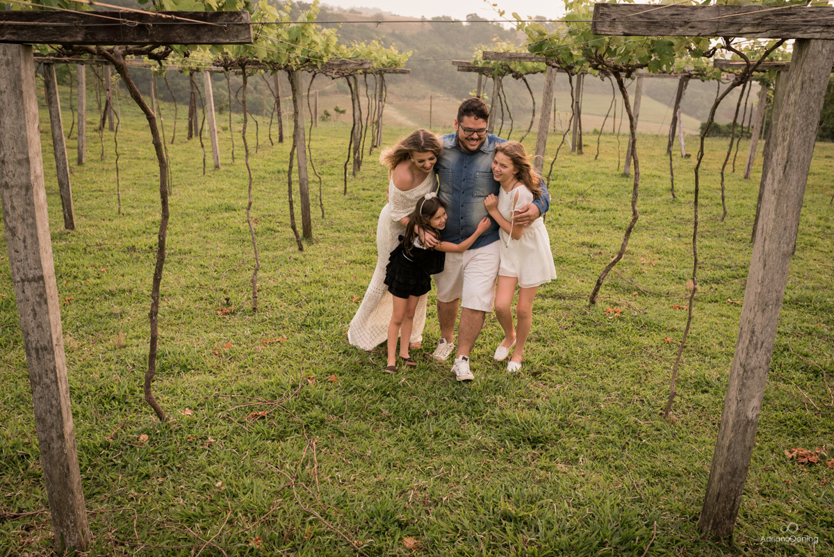 família em dia de ensaio fotográfico para o casamento dos pais