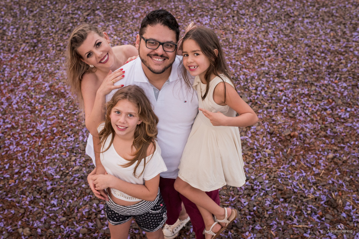 familia em ensaio fotografico na fazendo com flores
