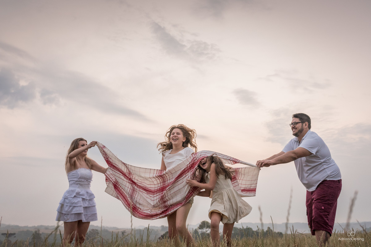 bagunça em família no ensaio dos pais