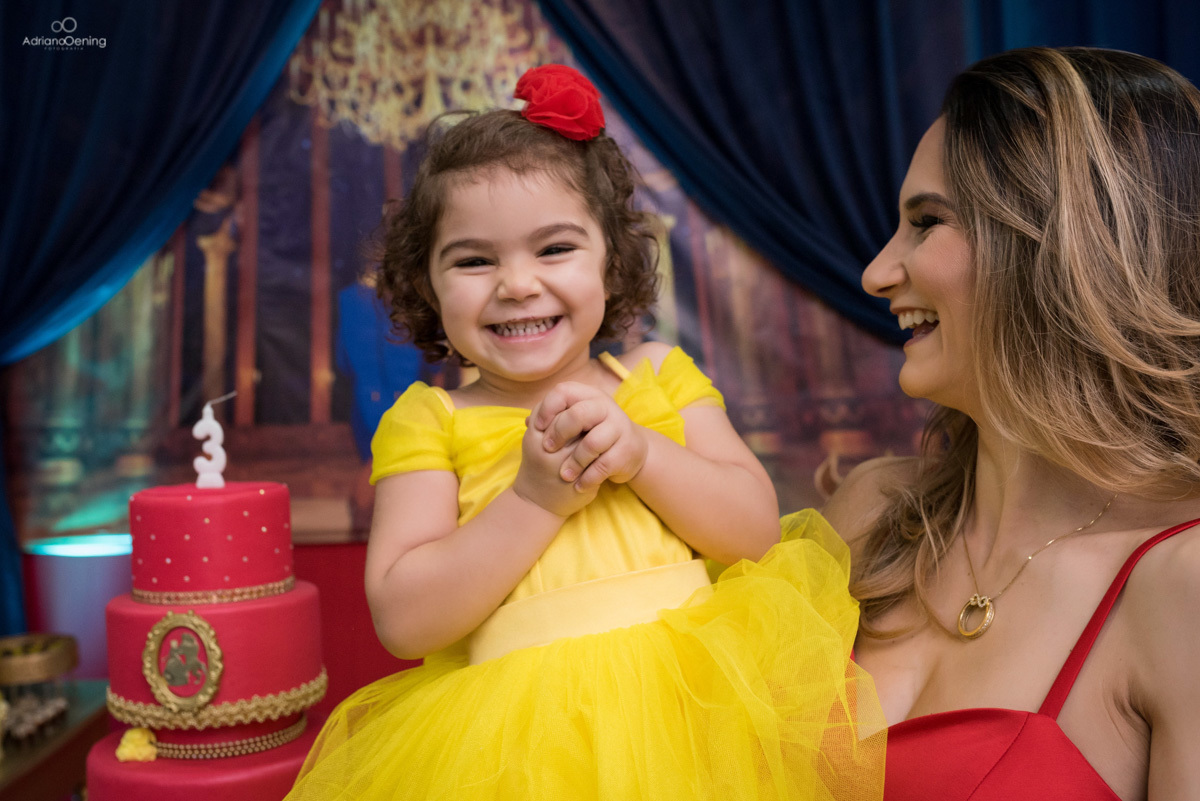 alegria no colo da mamãe