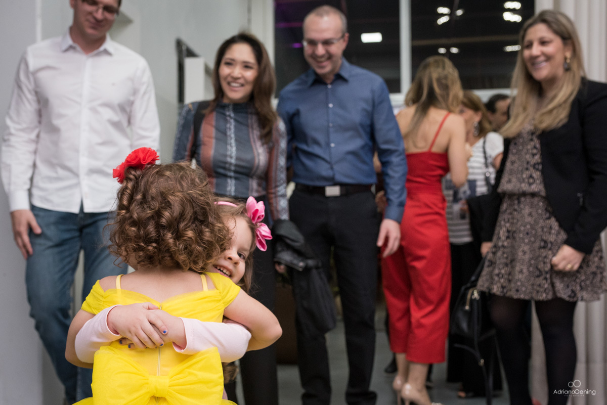 Heloísa recebendo os convidados na sua festa de aniversário