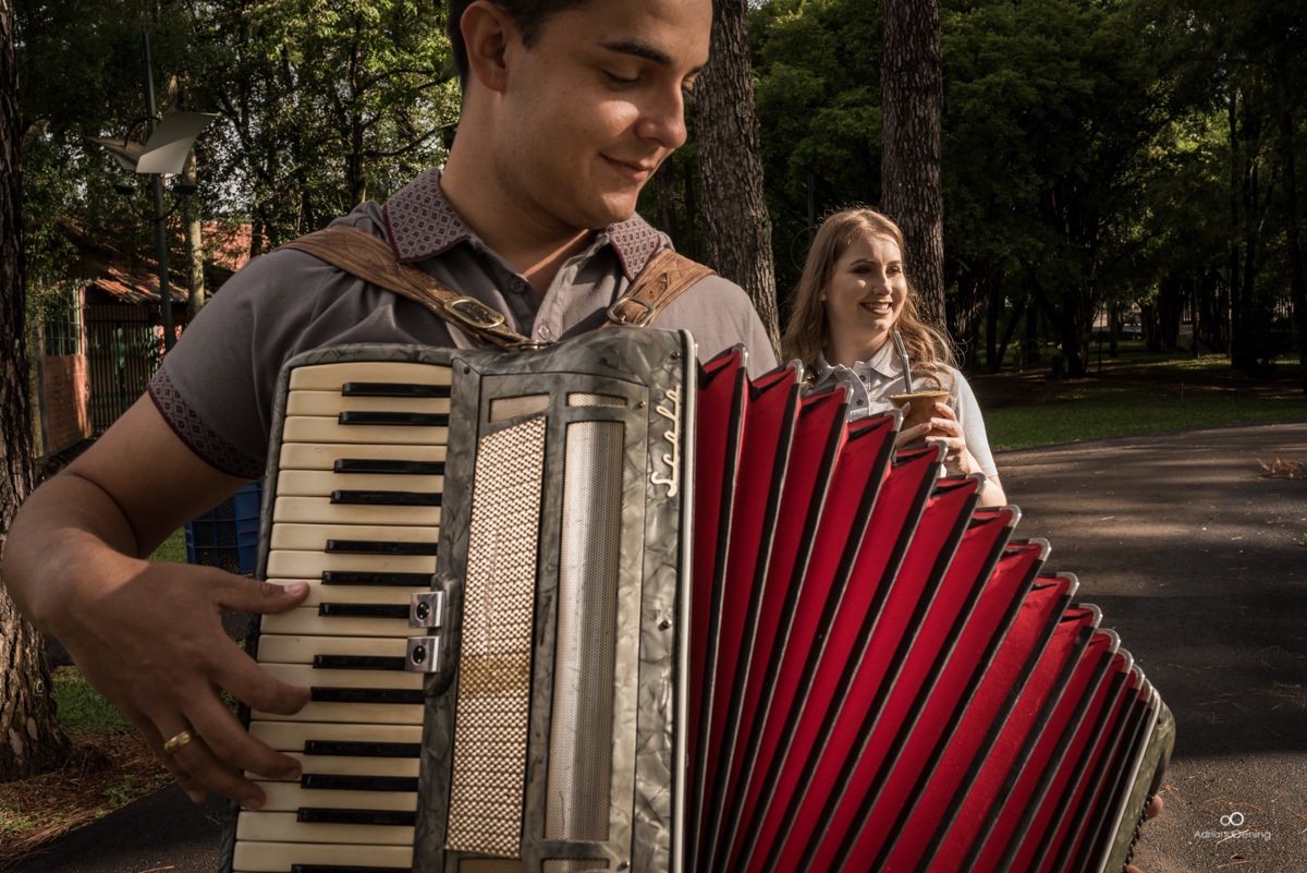 noivo gaiteiro no ensaio pré-casamento