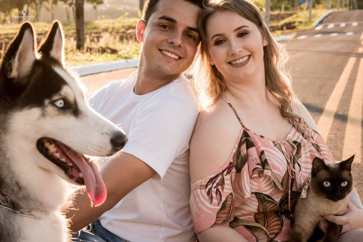 Débora e Jackson com os mascotes Layka e Fiona, pré-wedding