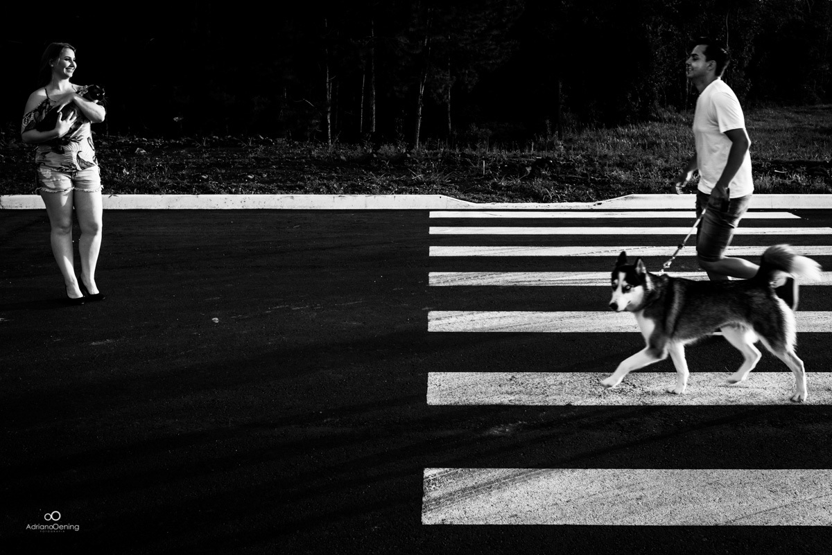 foto preto e branco de casal com os mascotes