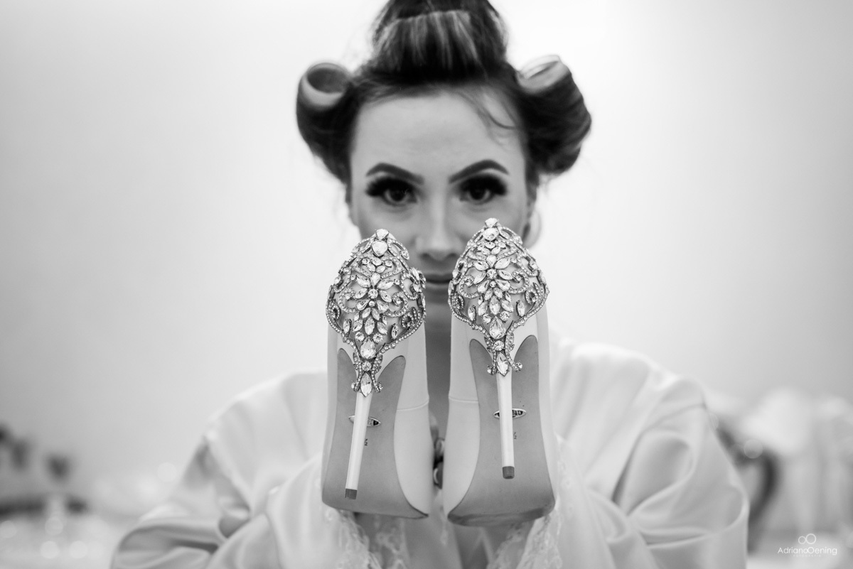 retrato da noiva com seus sapatos