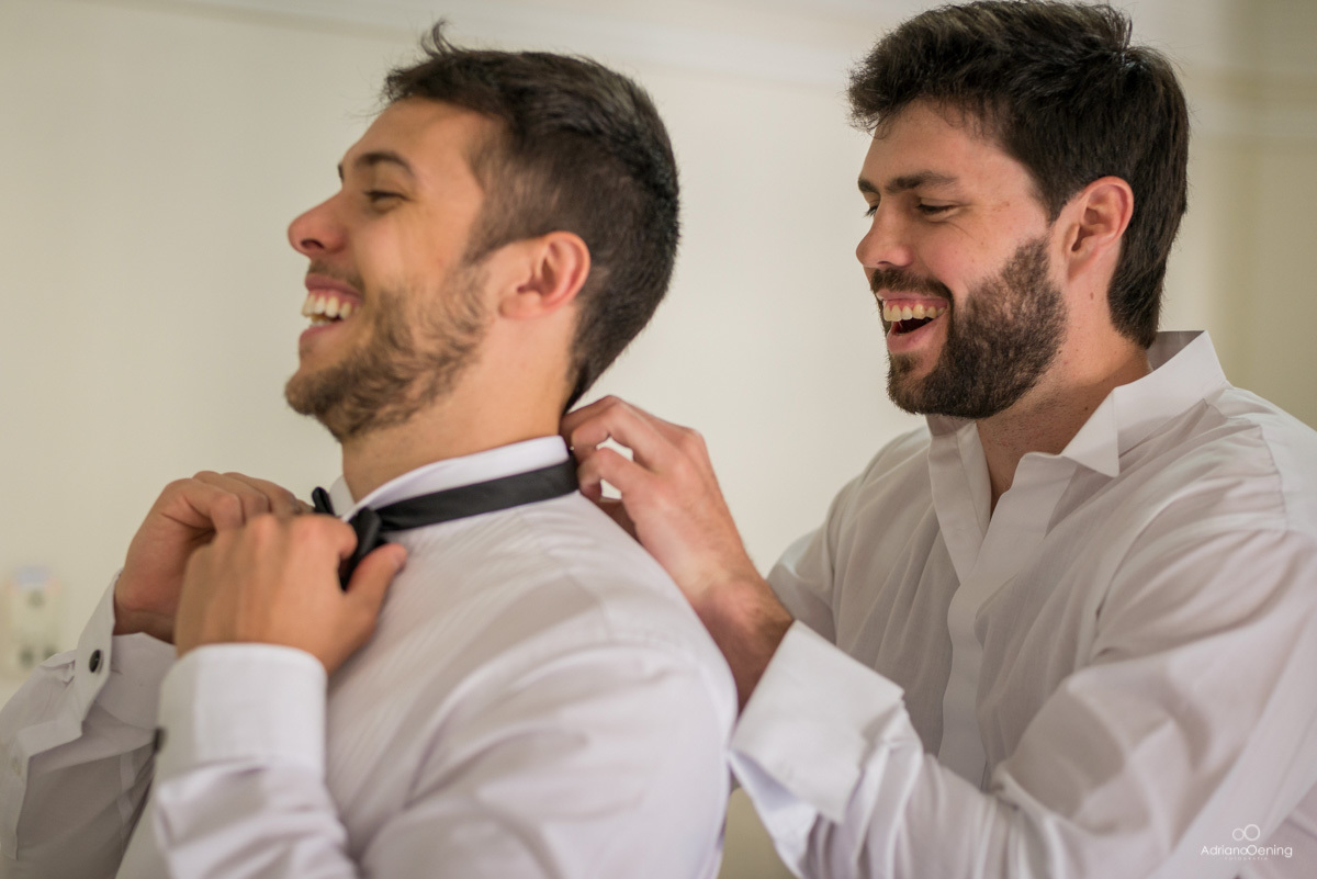 padrinho ajustando a gravata do noivo