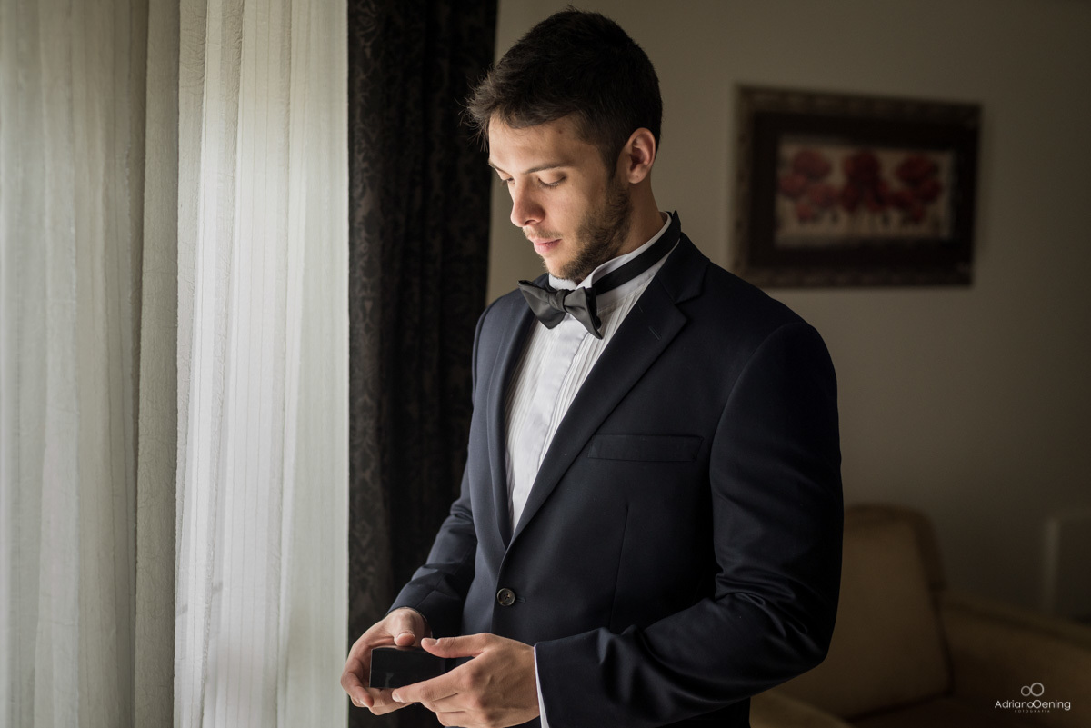 noivo conferindo as aliaças