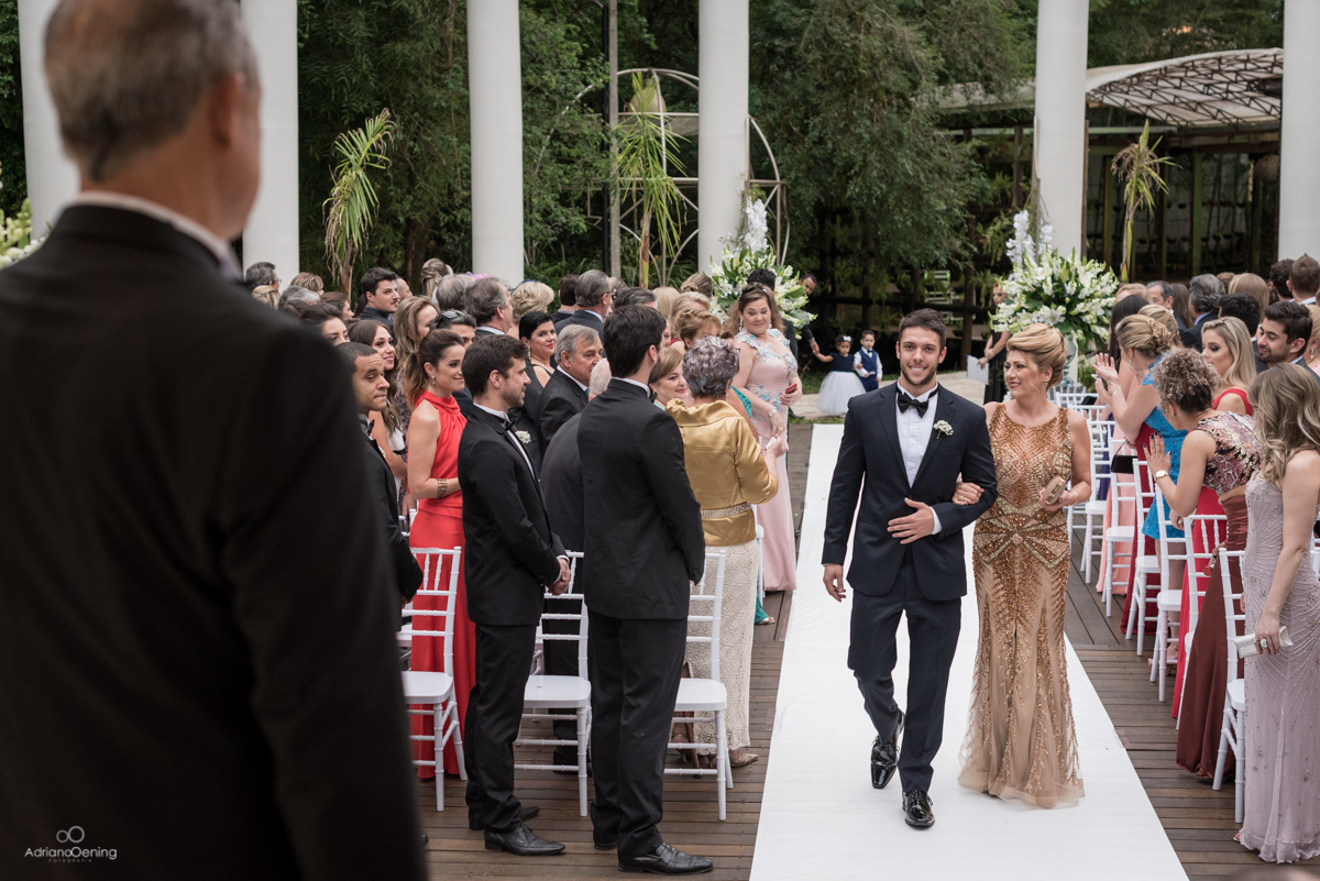 entrada do noivo no seu casamento