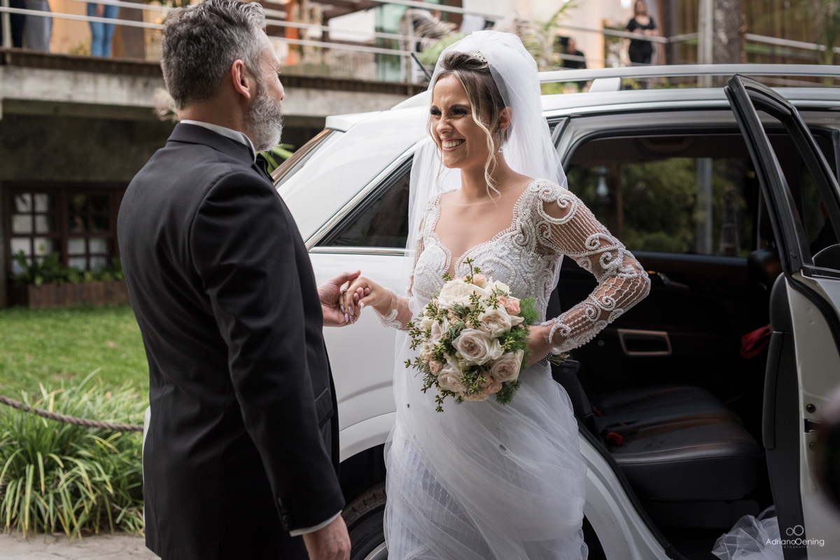 noiva no carro emocionada ao ver o pai