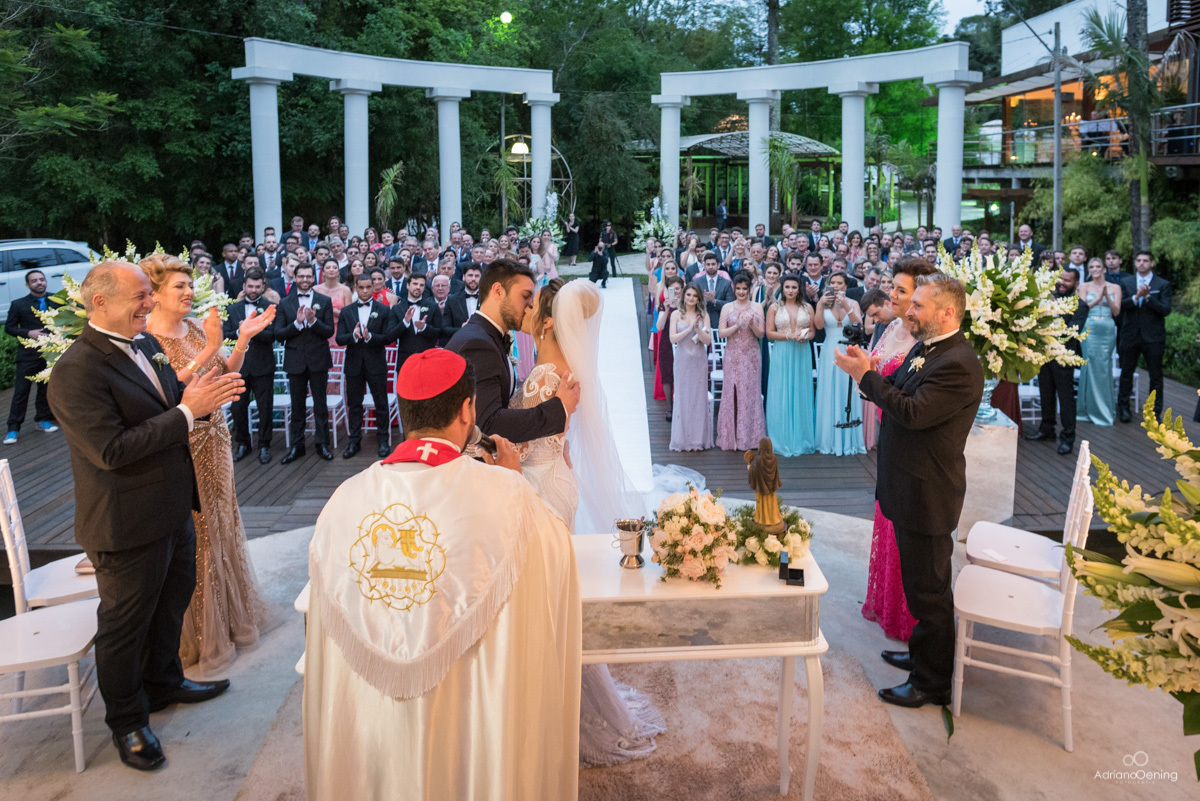 o beijo dos recém casados