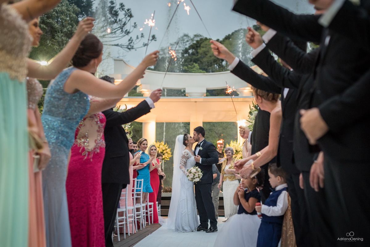 saida dos noivos da cerimonia