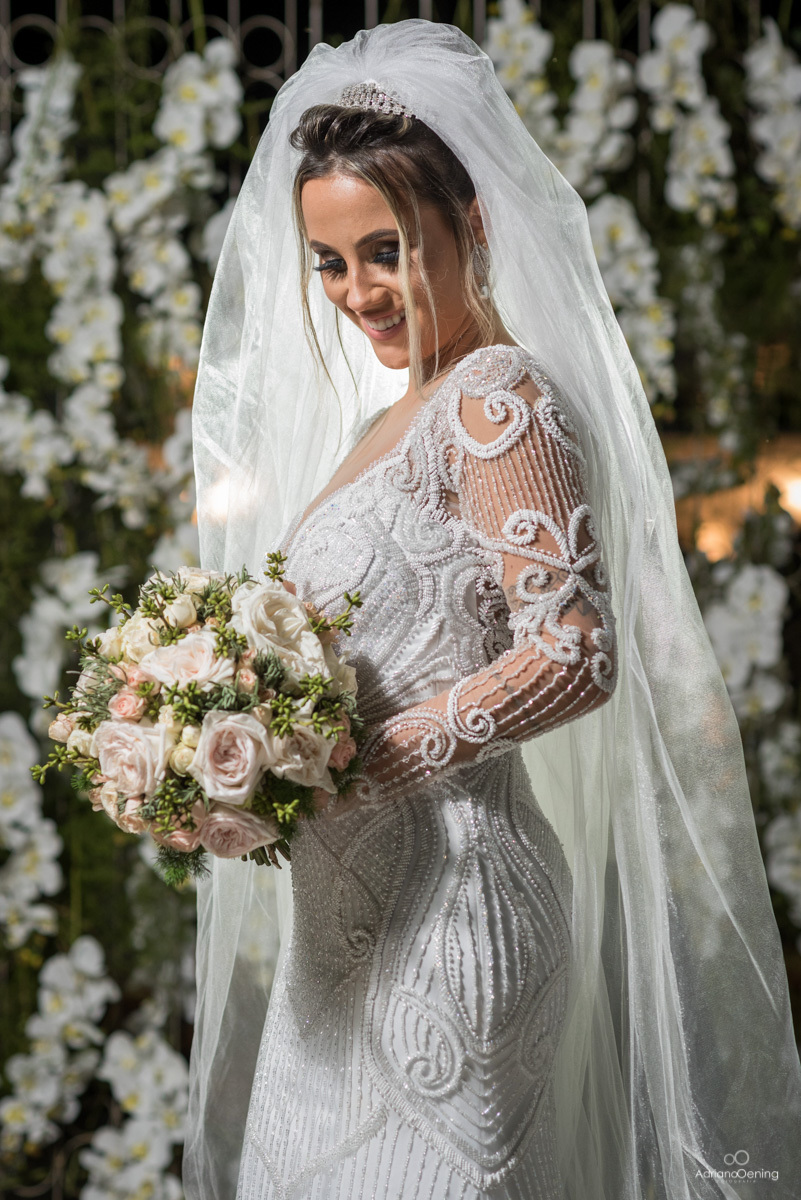 noiva posando para fotos no seu casamento