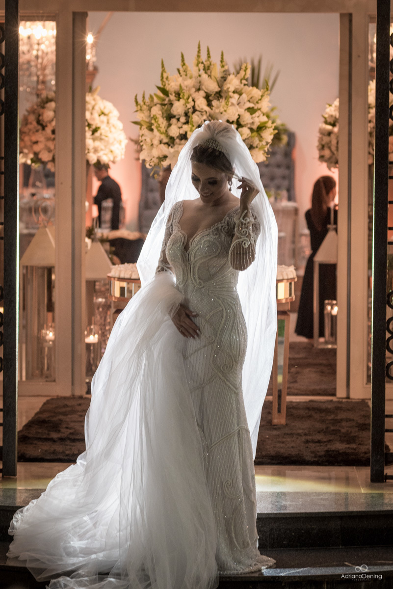 retrato da noiva em frente ao salão do casamento