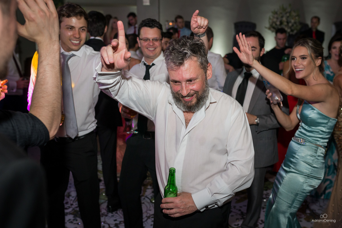 pai da noiva se divertindo no casamento da filha