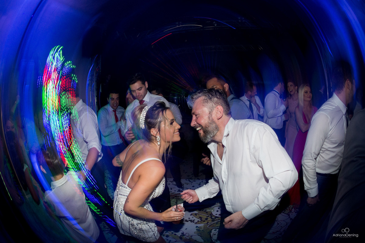 a noiva e pai dançando