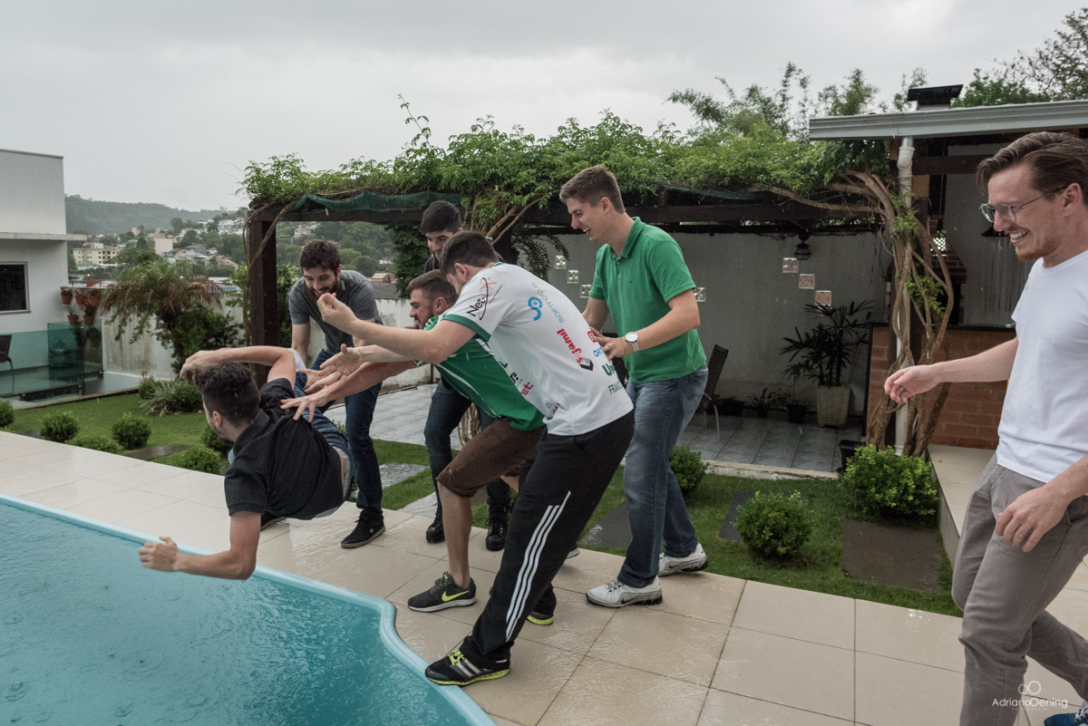 padrinhos jogando noivo na piscina
