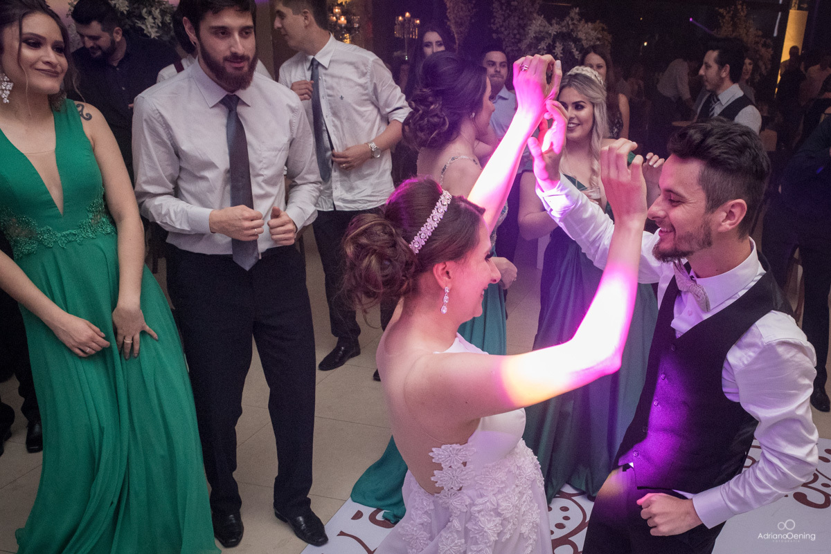 noivos animados e se divertindo na festa de casamento