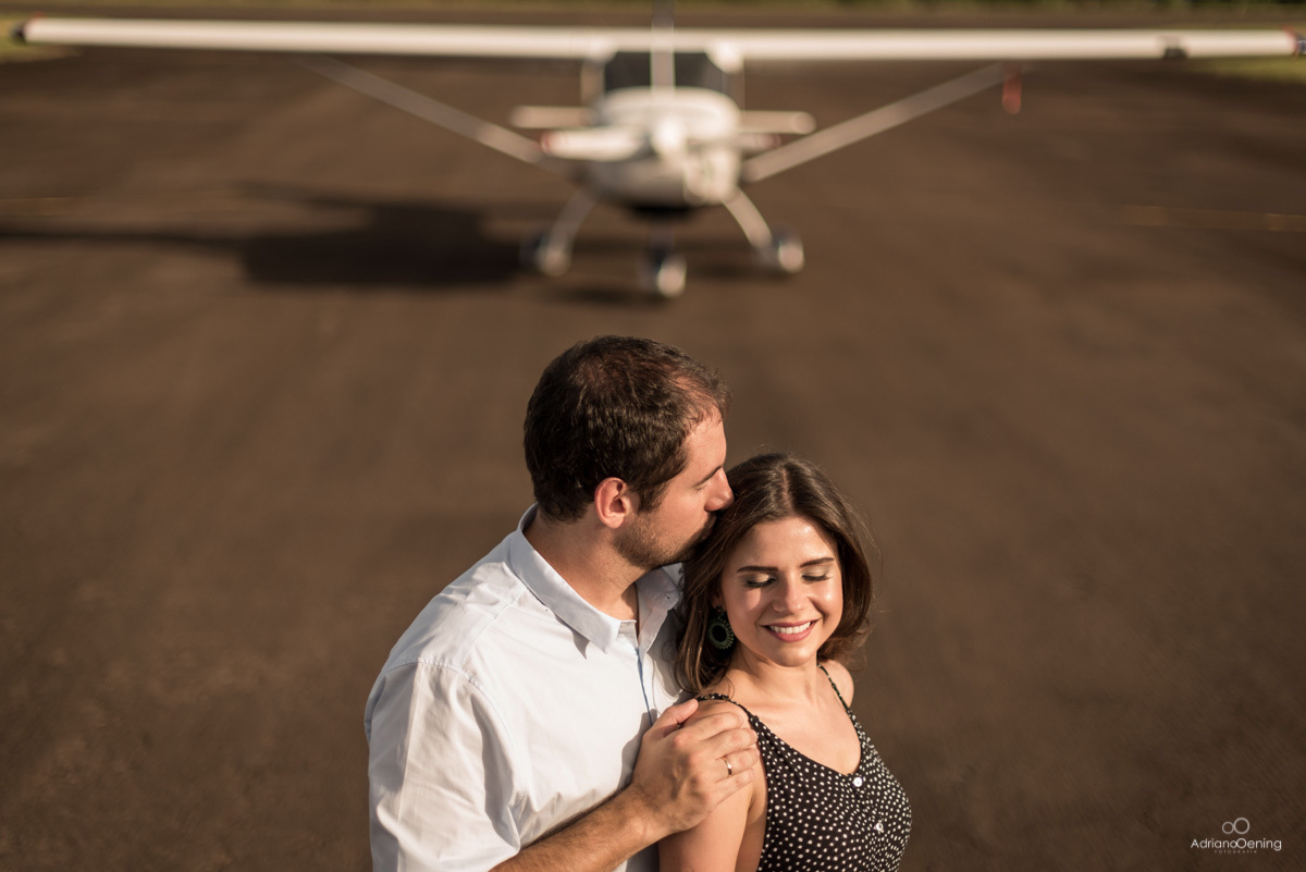 Ensaio pre casamento de Marieli e Eduardo realizado no Aeoroporto de Francisco Beltrão Pr pelo fotógrafo de casamento Adriano Oening