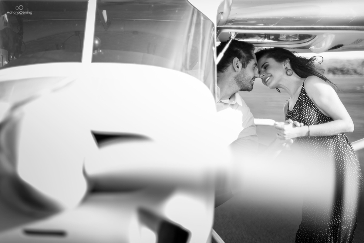 Ensaio pre casamento de Marieli e Eduardo realizado no Aeoroporto de Francisco Beltrão Pr pelo fotógrafo de casamento Adriano Oening