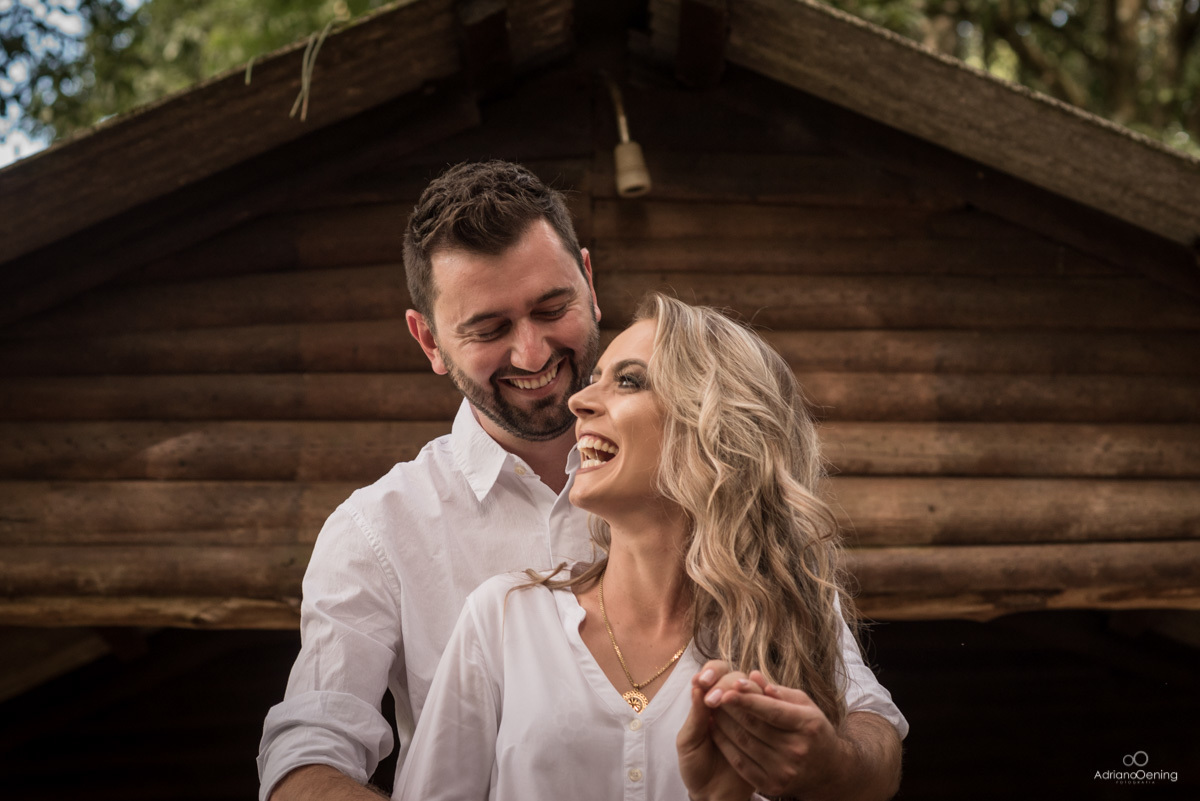 Ensaio pre casamento de Renata e Bruno por Adriano Oening ensaio na chuva Morro do Divisor
