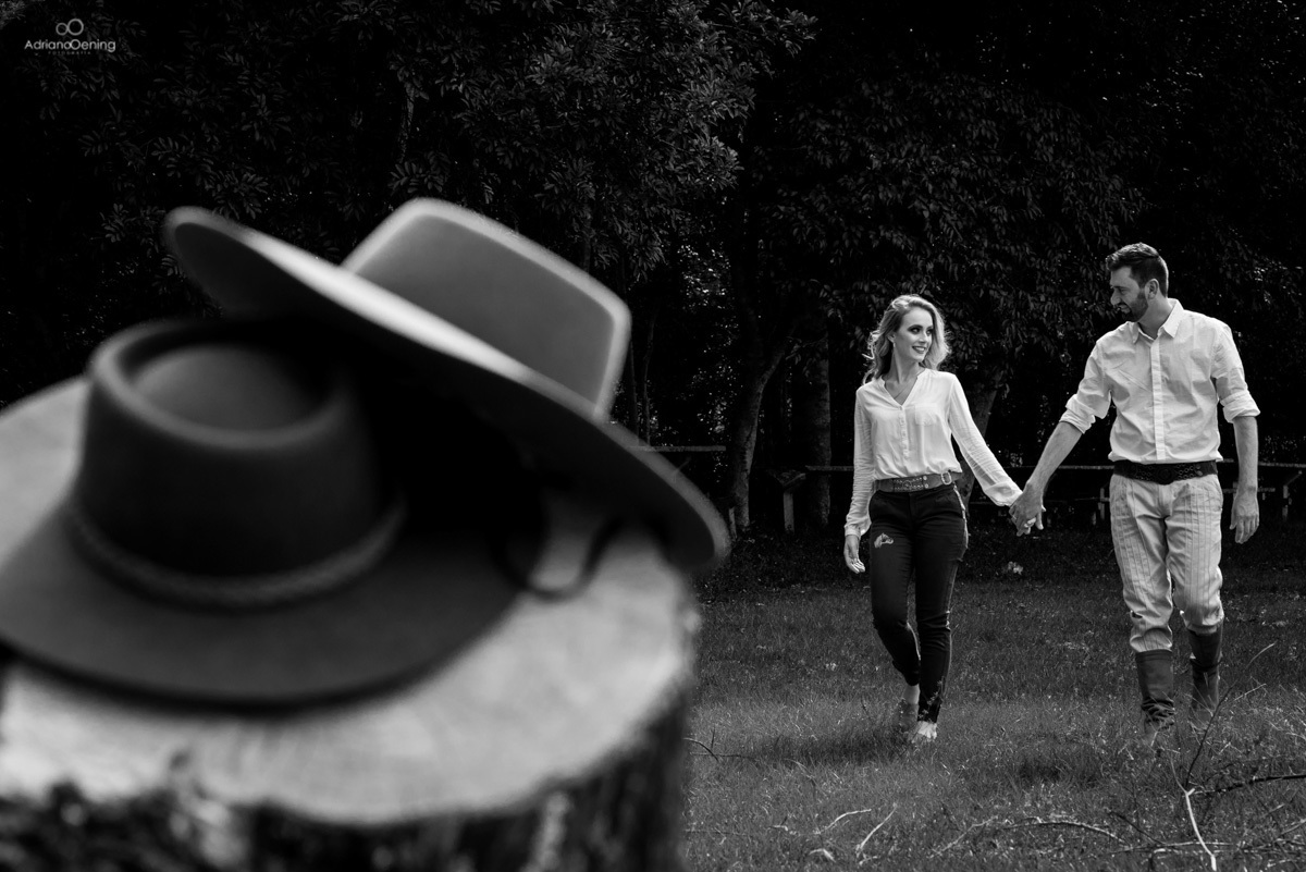Ensaio pre casamento de Renata e Bruno por Adriano Oening ensaio na chuva Morro do Divisor