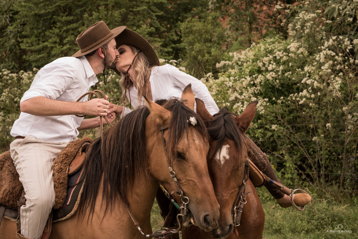 Ensaio pre casamento de Renata e Bruno por Adriano Oening ensaio na chuva Morro do Divisor