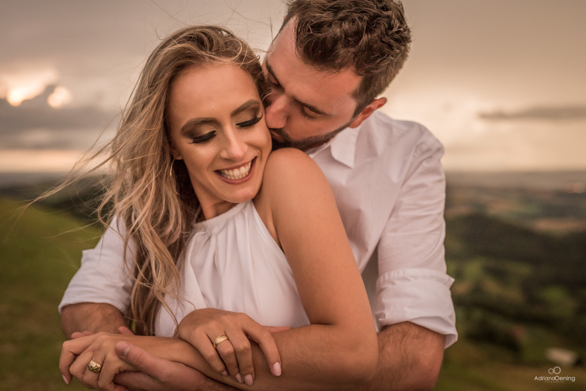 Ensaio pre casamento de Renata e Bruno por Adriano Oening ensaio na chuva Morro do Divisor