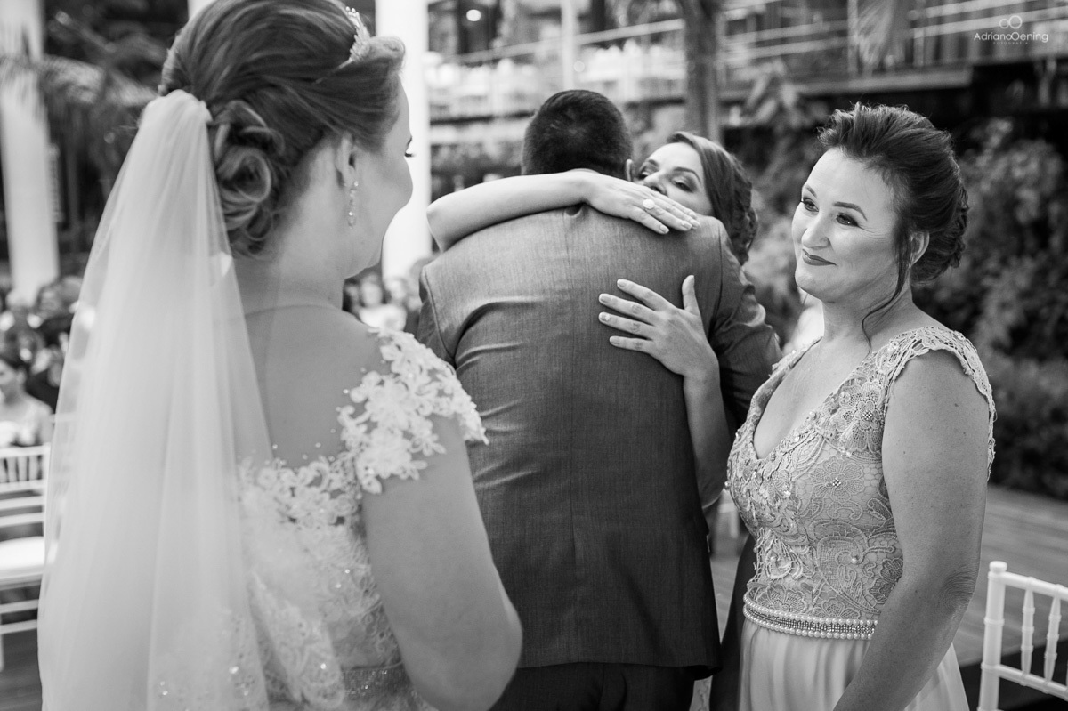 Casamento de Débora e Jackson realizado no Urio Park com fotografia de Adriano Oening