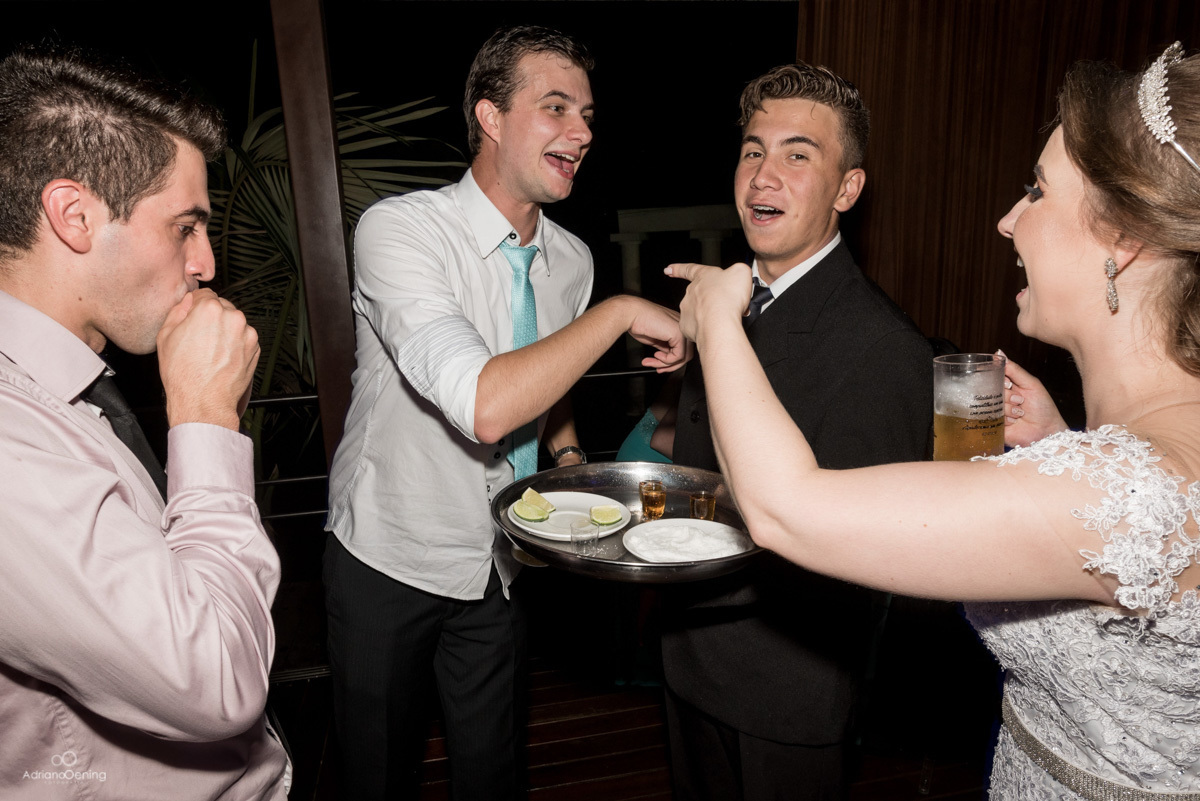 Casamento de Débora e Jackson realizado no Urio Park com fotografia de Adriano Oening