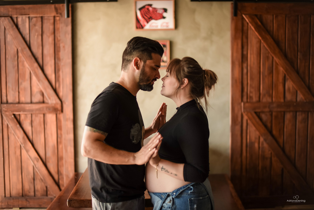 ensaio de gestante no estilo life still em casa por Adriano Oening Fotografia