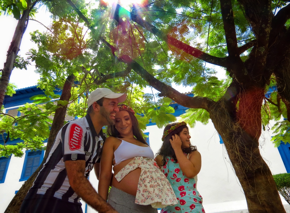 família iluminada felicidade união gestante