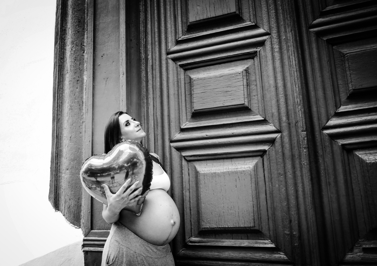 gestante balão de coração preto e branco