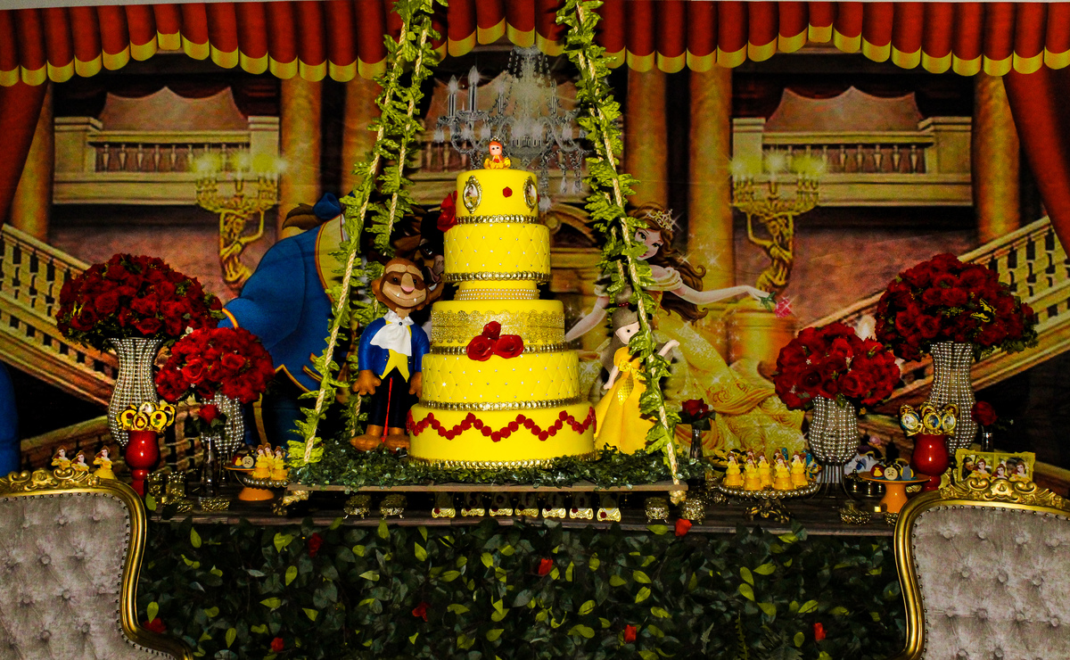 bolo de aniversário a bela e a fera decoração