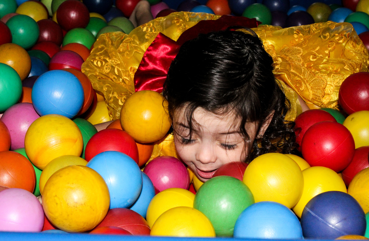 piscina de bolinhas menina brincando