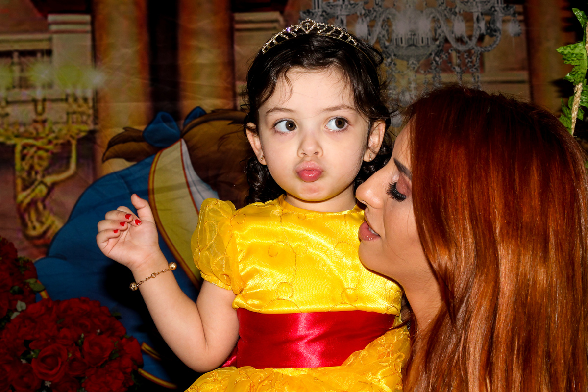 bico beijo mãe e filha